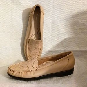 Brand New SAS savvy linen flats